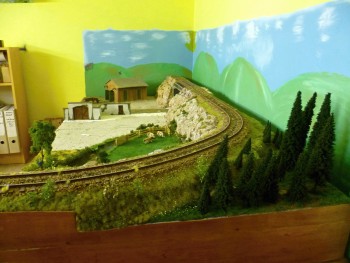 Nové umístění diorámy i s pozadim  a přichystané místo na další a ještě větší dioramu