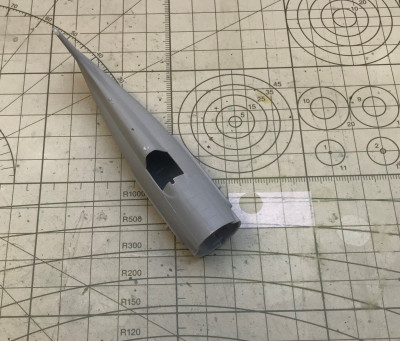 Pro lepší spasování jsem odstranil usazovací kolíky z jedné poloviny trupu.