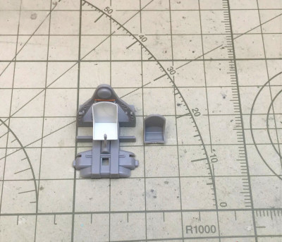 Sedadlo ve stavebnici je "junior" já si vyrobil nové, vhodnější pro "námořní chlapáky".