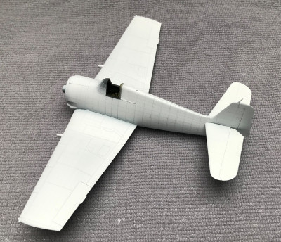 Sestavení proběhlo bez "ztráty kytičky", měl jsem strach, že přijdu o nýty, jak budu zasunovat křídla a VOP do trupu.