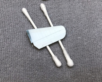 Pokus s aplikací nýtů dopadl dobře a mohl jsem se pustit do celého modelu.