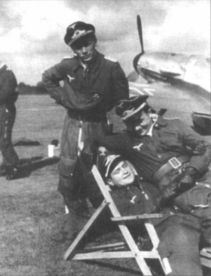 02_Bf 109G-6R2, 5.JG11, WNr., Oblt.H.Knoke, Jever 1943 12.JPG