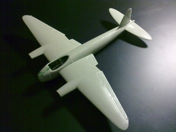 Model po zlepení krídel a trupu.