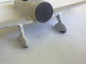 Podvozkové nohy a masy tmelu, spoj s podvozkovými nohami a krídlom ešte nie je vybrúsený.