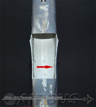 V místě kde ukazuje šipka je vidět pokřivení trupu