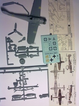 Polovica obsahu balíka - Airfix kit.