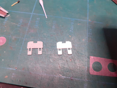 Prístrojovky - naľavo Academy, napravo skreč