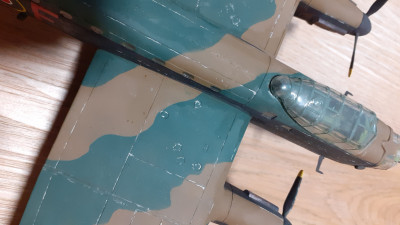 Tie akoby mokré škvrny na krídle pri trupe.