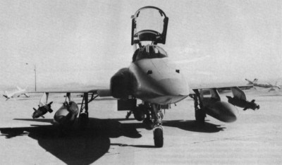F-20,com cinco bombas Mk82 no suporte central, dois tanques de combustível nos pilares internos da asa, duas bombas guiadas por laser GBU-12 e dois AAM-9 Sidewinder.jpg
