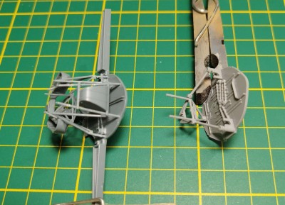 Vnitřek podvozkové šachty - vlevo Eda, vpravo Tamka