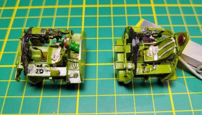 Hotové kokpity Eduard - vlevo Brassin, vpravo plast