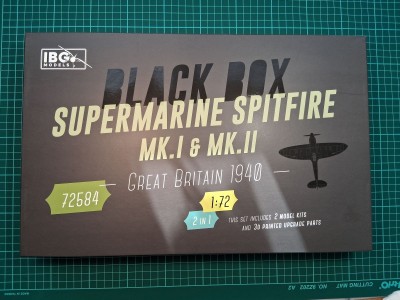 poměrně velká krabice s poněkud strohým designem