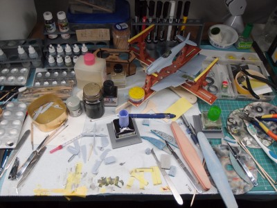 Pracovní rozstřel na stole