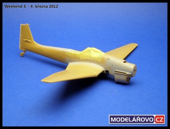 Když už jsem udělal ten kokpit: přilepeny křídla, uřezany klapky, trošku surfu pro kontrolu.