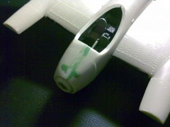 Detail "nosa" lietadla. Podarilo sa mi zhotoviť škrabance. Za povšimnutie stojí aj množstvo tmelu na prepadlinách kde sú kolíky.