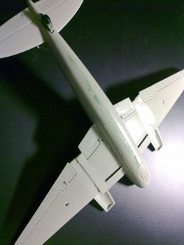 Spodné plochy. Po celom spoji trupu bolo treba veľa tmeliť.