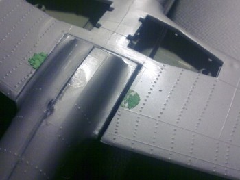 Medzera zo spodnej strany.