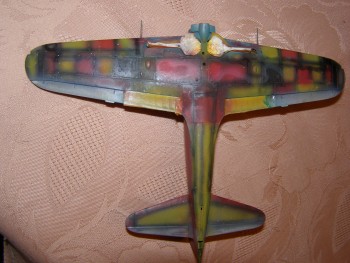 Panely na spodní straně jsem odlišil nastříkáním červené a žluté barvy s následným pre-shadingem.