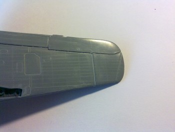 Zatmelený spoj na krídle.