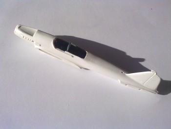 Komplet natretí kokpit, vlepený do trupu.